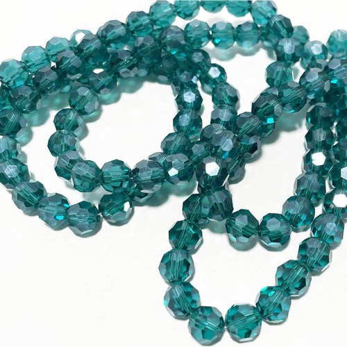 8 mm. 50 perles rondes en verre facettes vert canard.