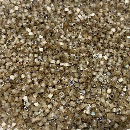 5 g, perles miyuki delica 11/0, quartz fumé satiné. 680
