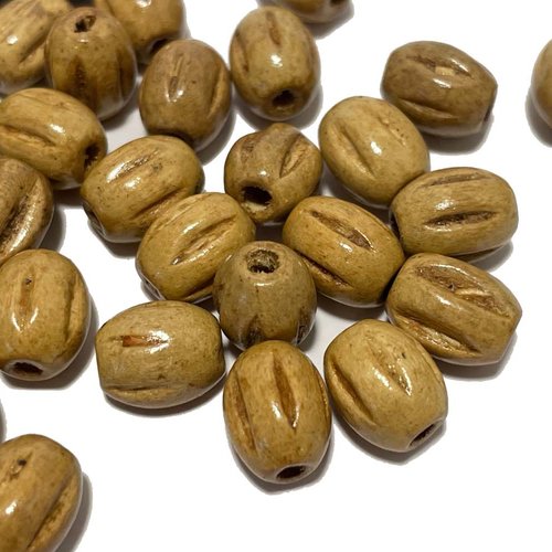 10 mm. 40 perles olives en bois clair, striées