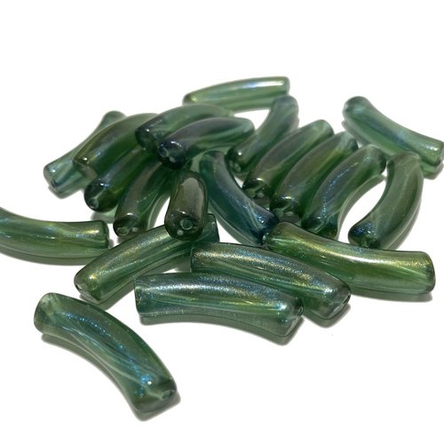 10 perles tubes courbe, acrylique vert irisé. 32 *8 mm