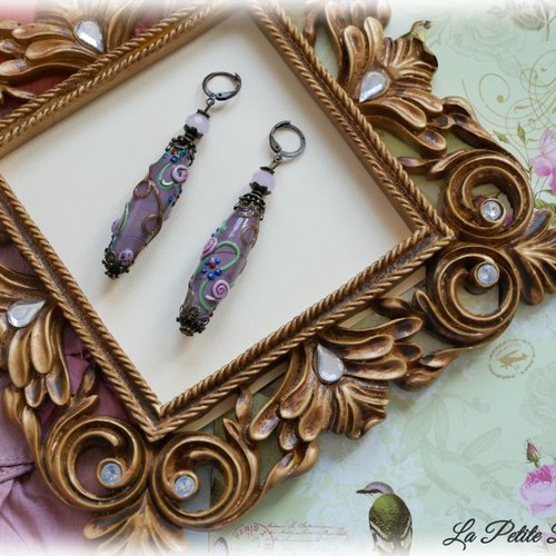 Boucles d'oreilles baroques en verre filé de couleur lilas mauve