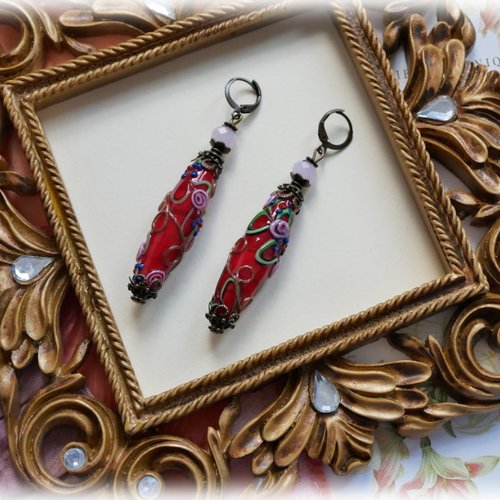 Boucles d'oreilles baroques en verre filé de couleur rouge