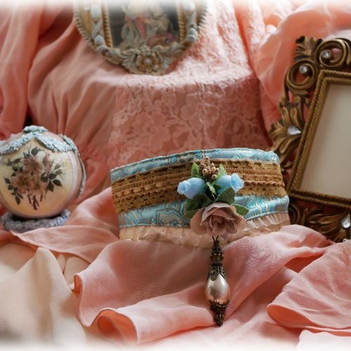 Collier ras de cou baroque en tissu brocart élégant à motif jacquard et fleurs en soie