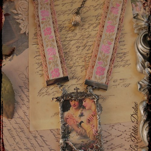 Collier romantique de style vintage avec une illustration de james sant couleur argent vieillit