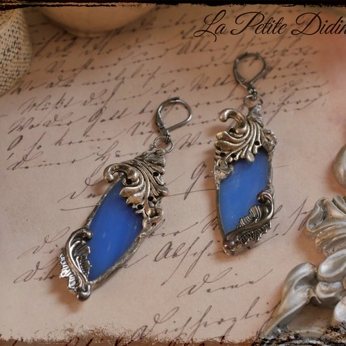 Boucles d'oreilles de style art nouveau en verre de couleur bleu cobalt laiteux et métal argent vieilli