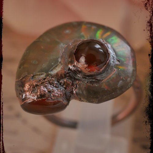 Petite bague fossile ammonite polie irisée en cuivre électroformé et onyx rouge naturel