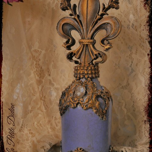 Flacon de décoration de style baroque avec fleurs de lys or et strass en cristal vintage sur fond de couleur lavande craquelée