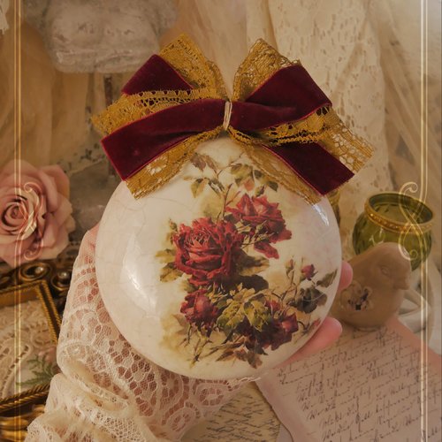 Boule plate de décoration à suspendre imitation porcelaine ancienne craquelée illustrée de roses rouges