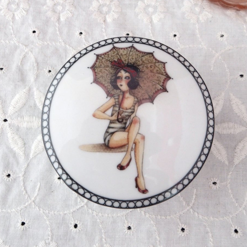 Boîte à bijoux en porcelaine "mademoiselle"