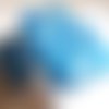 Jolie perle ovale bleu vif marbré de blanc 3 cm