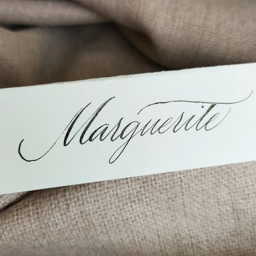 Marque-places chevalet couleur blanc crème - calligraphie à la plume - personnalisés