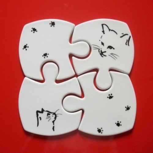 4 dessous de verre en porcelaine de limoges forme puzzle se rassemblent pour créer un dessous de plat " silhouettes de chats "