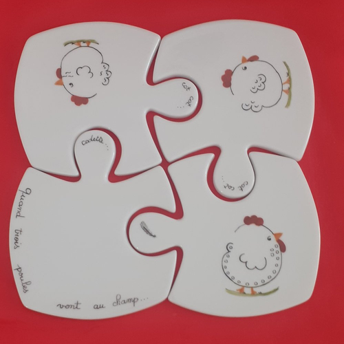 4 dessous de verre en porcelaine de limoges forme puzzle se rassemblent pour créer un dessous de plat " quand 3 poules vont aux champs "