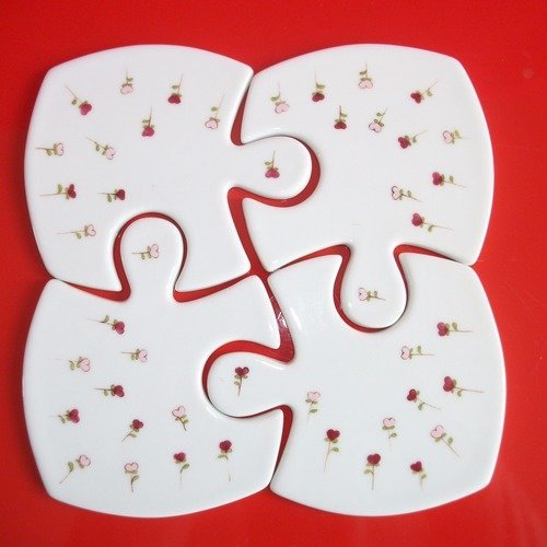 4 dessous de verre en porcelaine de limoges forme puzzle se rassemblent pour créer un dessous de plat " semis de fleurs cœurs "