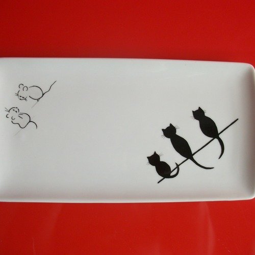 Plat rectangulaire en porcelaine : "3 chats noirs surveillent 2 souris grises"