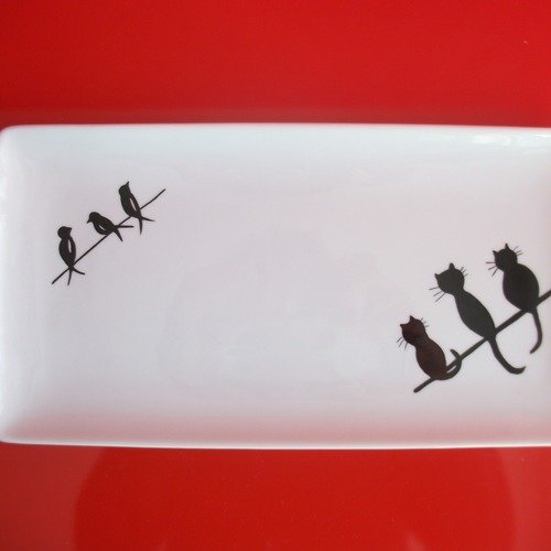 Plat rectangulaire en porcelaine de limoges  " 3 chats noirs regardent 3 hirondelles "