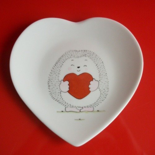 Assiette cœur en porcelaine de limoges : " hérisson offre un cœur " - cadeau maîtresse - cadeau nounou