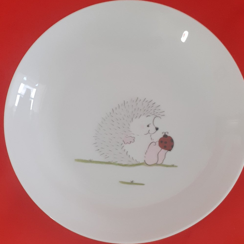 Assiette cœur en porcelaine : " hérisson et coccinelle " - cadeau naissance - anniversaire - baptême