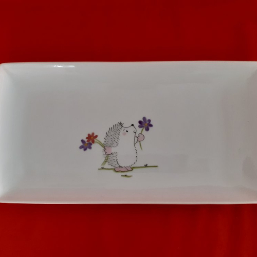 Plat rectangulaire en porcelaine décoré à la main d'un " hérisson cueille des fleurs " - plat à cake, plat pour bûche de noël