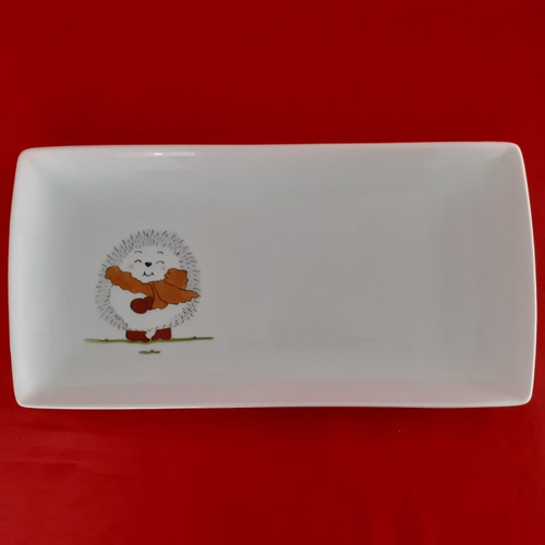 Plat rectangulaire en porcelaine décoré à la main d'un " hérisson en hiver " - plat à cake, plat pour bûche de noël