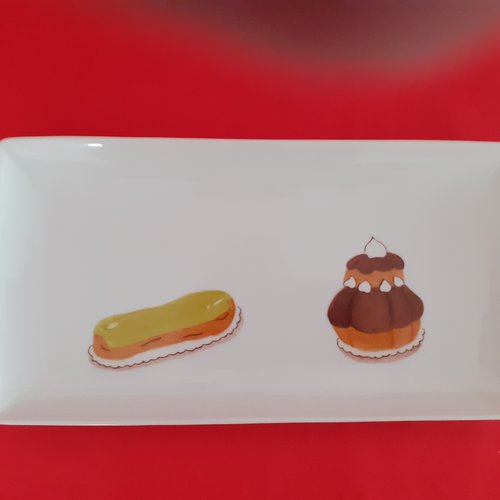 Plat rectangulaire en porcelaine peint à la main d' "éclair à la pistache et religieuse chocolat " - plat à cake, à bûche de noël