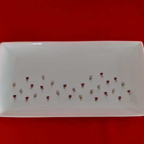 Plat rectangulaire en porcelaine peint à la main d'un semis de "fleurs cœurs" - cadeau de noël - cadeau maîtresse nounou