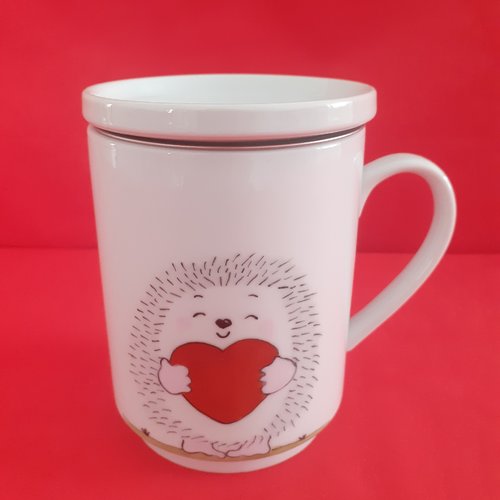 Tisanière en porcelaine décoré d'un "hérisson offrant un coeur "