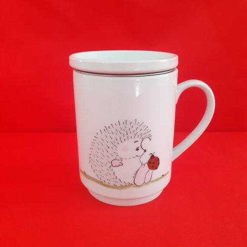 Tisanière en porcelaine peinte à la main d'un "hérisson et d'une coccinelle". cadeau de noël. cadeau d'anniversaire