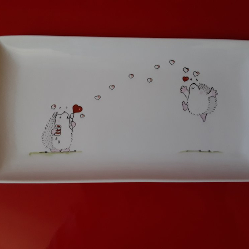 Plat rectangulaire en porcelaine décoré à la main de "2 hérissons amoureux", plat à cake,  plat pour bûche de noël