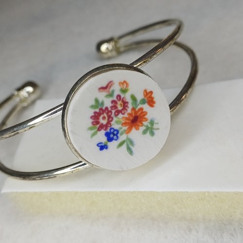 Bracelet acier et vaisselle ancienne