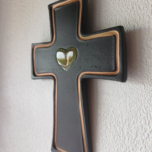 Ex-voto croix argile et résine