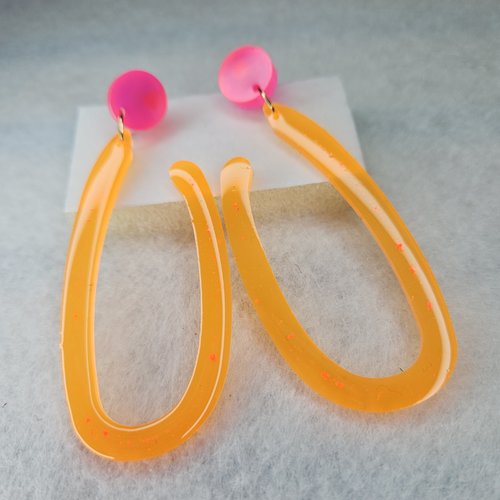 Longues boucles d'oreilles fluo