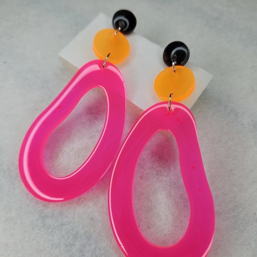 Longues boucles d'oreilles fluo