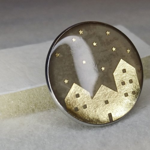 Petite broche maisons et ciel étoilé