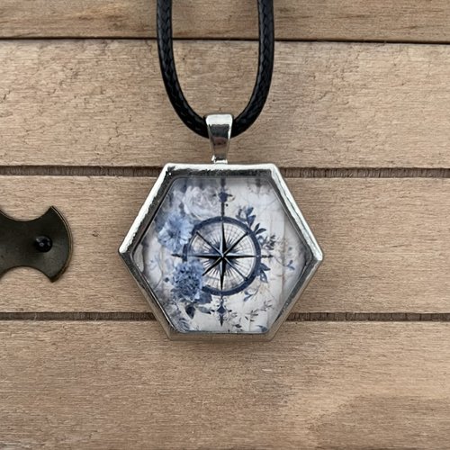 Collier noir avec cabochon argenté hexagonale : boussole et fleurs bleues