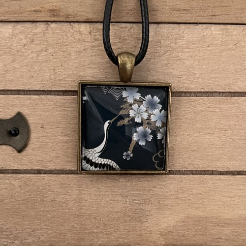 Collier noir avec cabochon bronze carré : héron et fleur