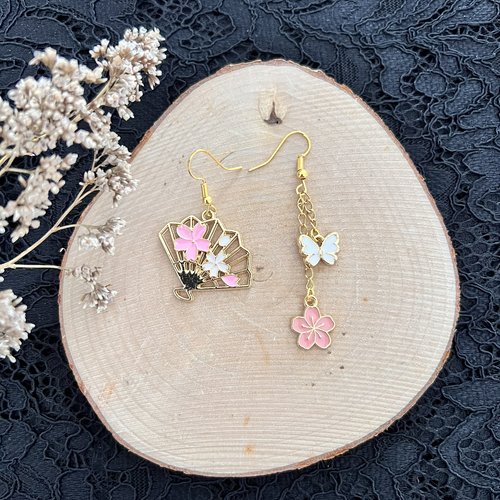 Boucles d'oreilles dépareillées : éventail, papillon et fleur de sakura