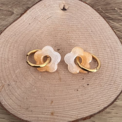 Boucles d'oreille anneau et fleur en résine bicolore perle et orange clair