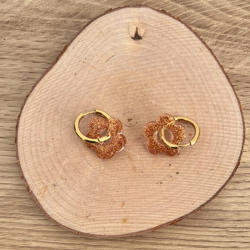 Boucles d'oreille anneau et fleur en résine et paillettes oranges