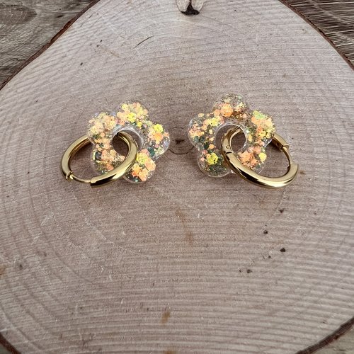 Boucles d'oreille anneau et fleur en résine et paillettes dorées