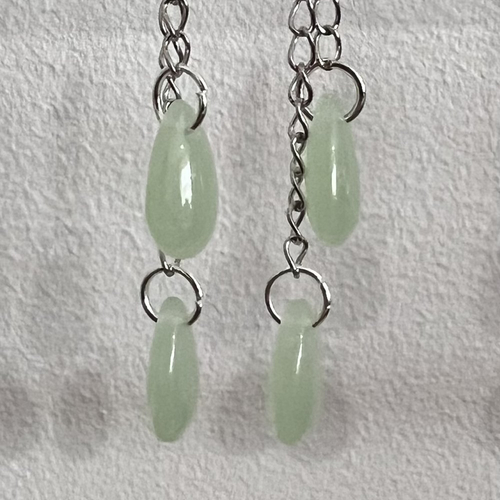 Boucles d'oreille aregntées - perles de verre gouttes vertes claires