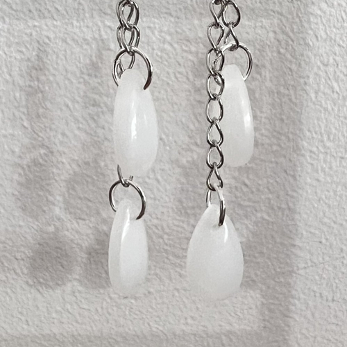 Boucles d'oreille argentées - perles de verre gouttes blanches