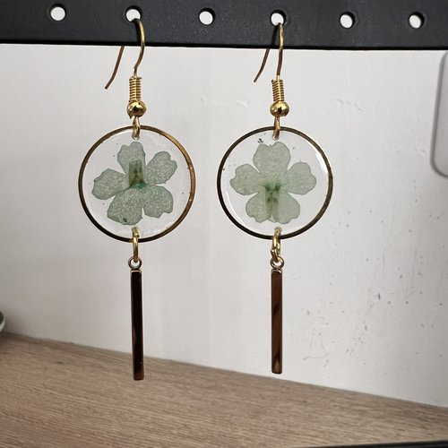 Boucles d'oreilles dorées avec résine et fleurs séchées