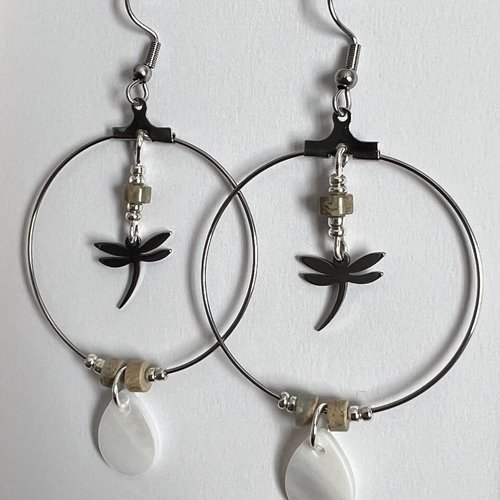 Boucles d'oreilles argentées avec perles en nacre et pierres heishi