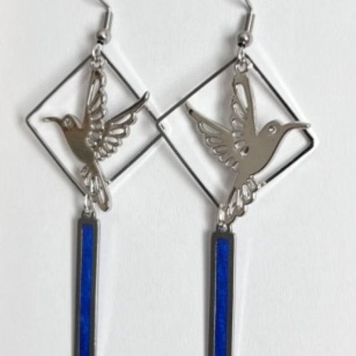 Boucles d'oreilles colibris argentés et résine bleue