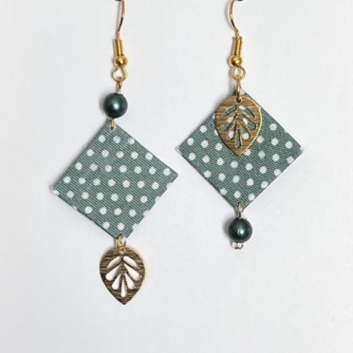 Boucles d'oreilles dorés dépareillées avec tissus vert à pois blancs