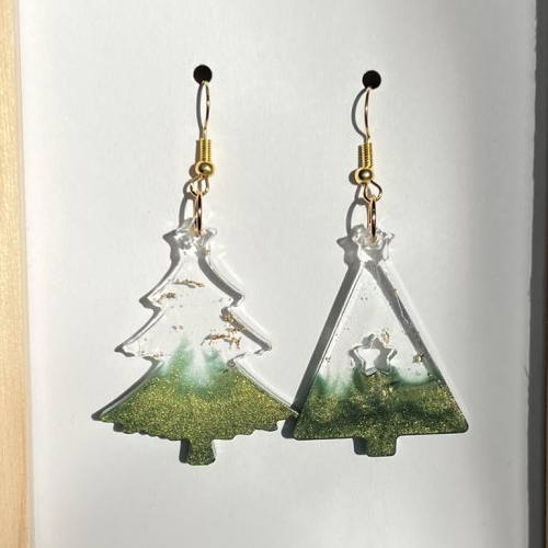 Boucles d'oreilles - sapin vert irisé et résine transparente avec feuilles d'or