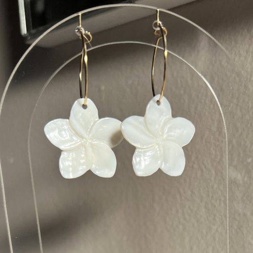Créoles dorées et fleurs nacrées