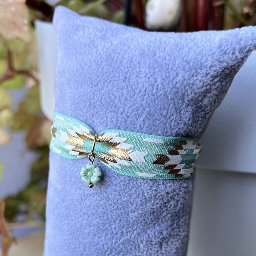 Bracelet élastique vert clair et doré avec motif aztèque avec breloque fleur