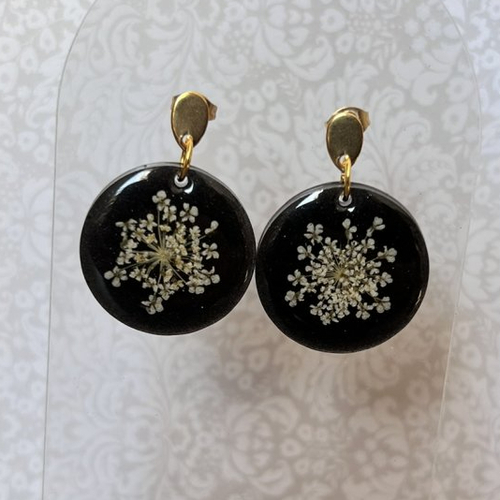 Boucles d'oreilles résine noires et fleurs séchées